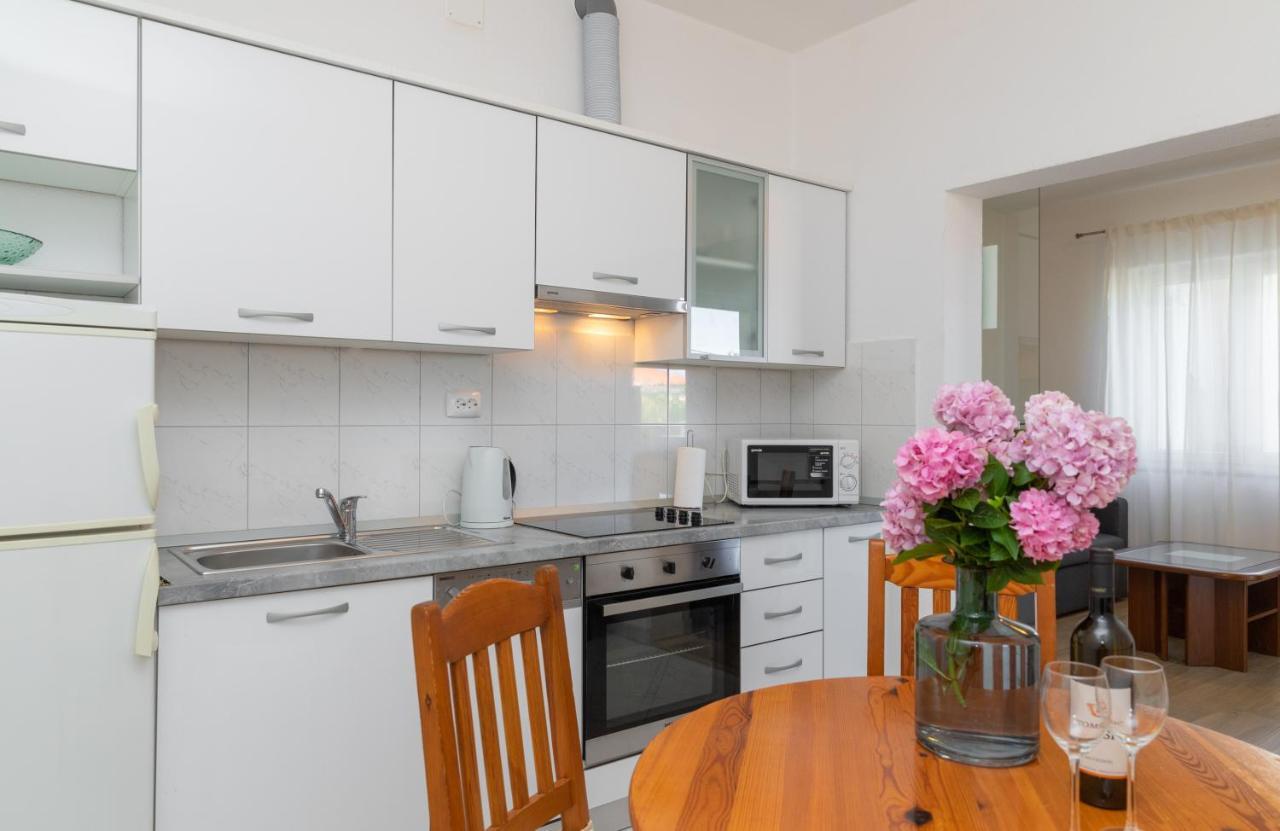 Apartments Ella Супетар Экстерьер фото